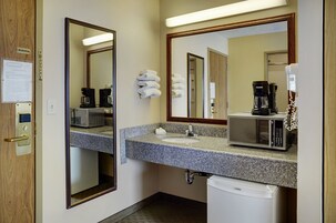 Escritorio, tabla de planchar con plancha y camas plegables/adicionales 