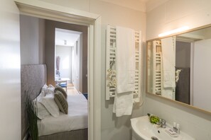 Studio, Balcony, River View | Bathroom | Shower, designer toiletries, hair dryer, towels - bnapartments Rio (Porto)