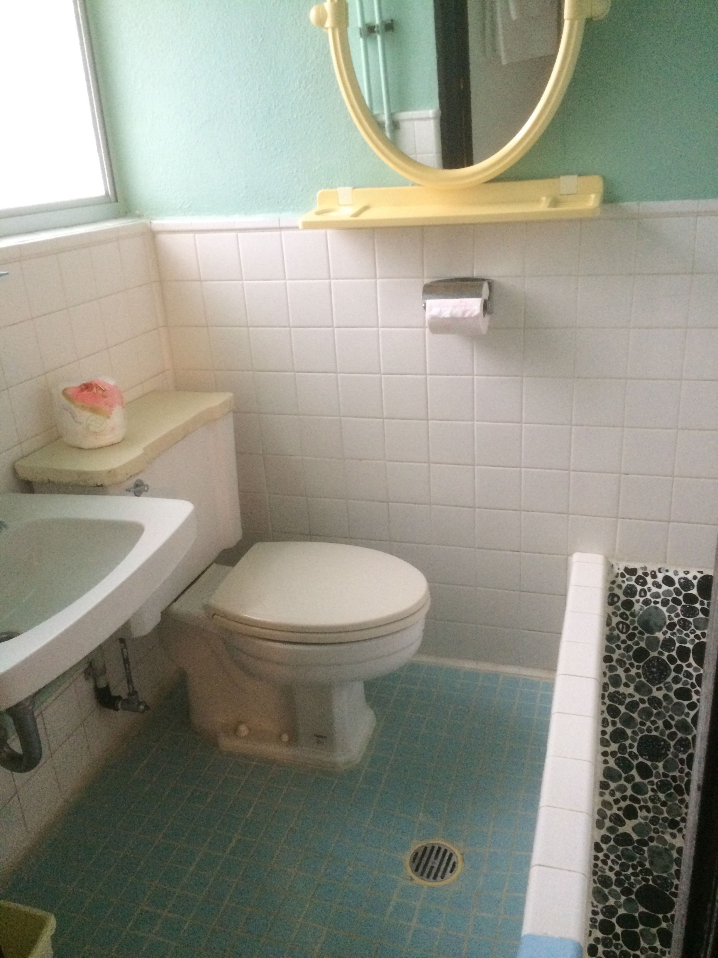 economy room | bathroom | free toiletries, slippers, towels