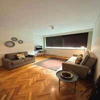 Apartemen, 1 kamar tidur | Area keluarga | Televisi layar datar 32-inci dengan saluran TV satelit dan TV