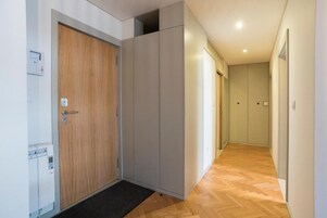 Apartemen, 1 kamar tidur | Setrika/meja setrika, tempat tidur bayi gratis, dan Wi-Fi gratis