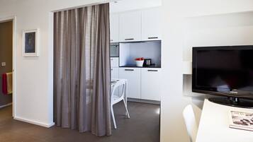 Studio | Private kitchenette | Fridge, microwave, stovetop, dishwasher