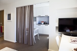 Studio | Private kitchenette | Fridge, microwave, stovetop, dishwasher