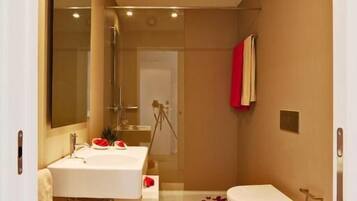 Studio | Badkamer | Een douche, designer toiletartikelen, een haardroger, een bidet