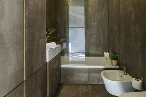 Designer toiletries, hair dryer, towels, soap - bnapartments LoftPuzzle (Porto)