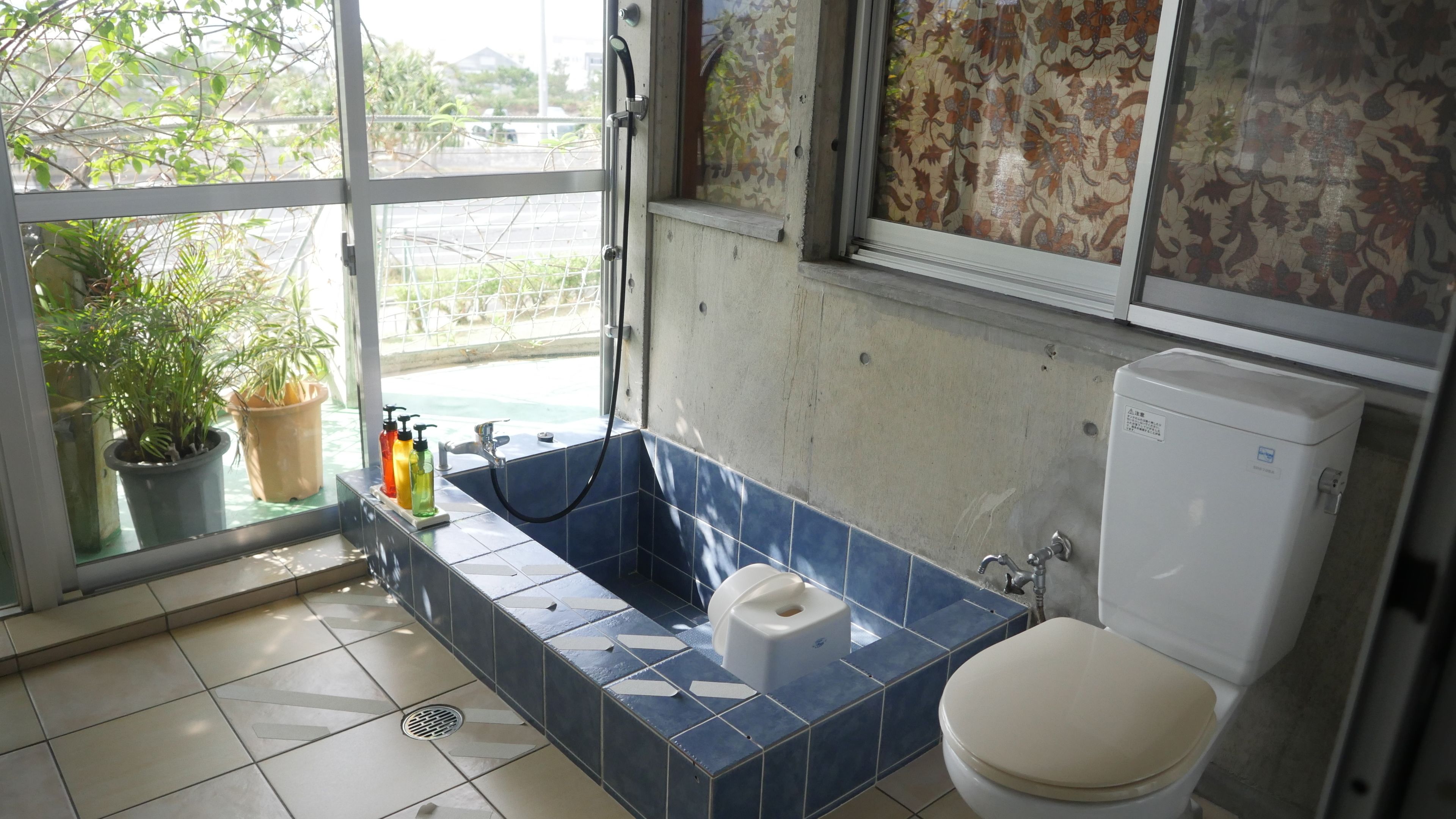 premium quadruple room, 3 single beds, non smoking, sea view | bathroom | combined shower/bathtub, deep-soaking bathtub, free toiletries