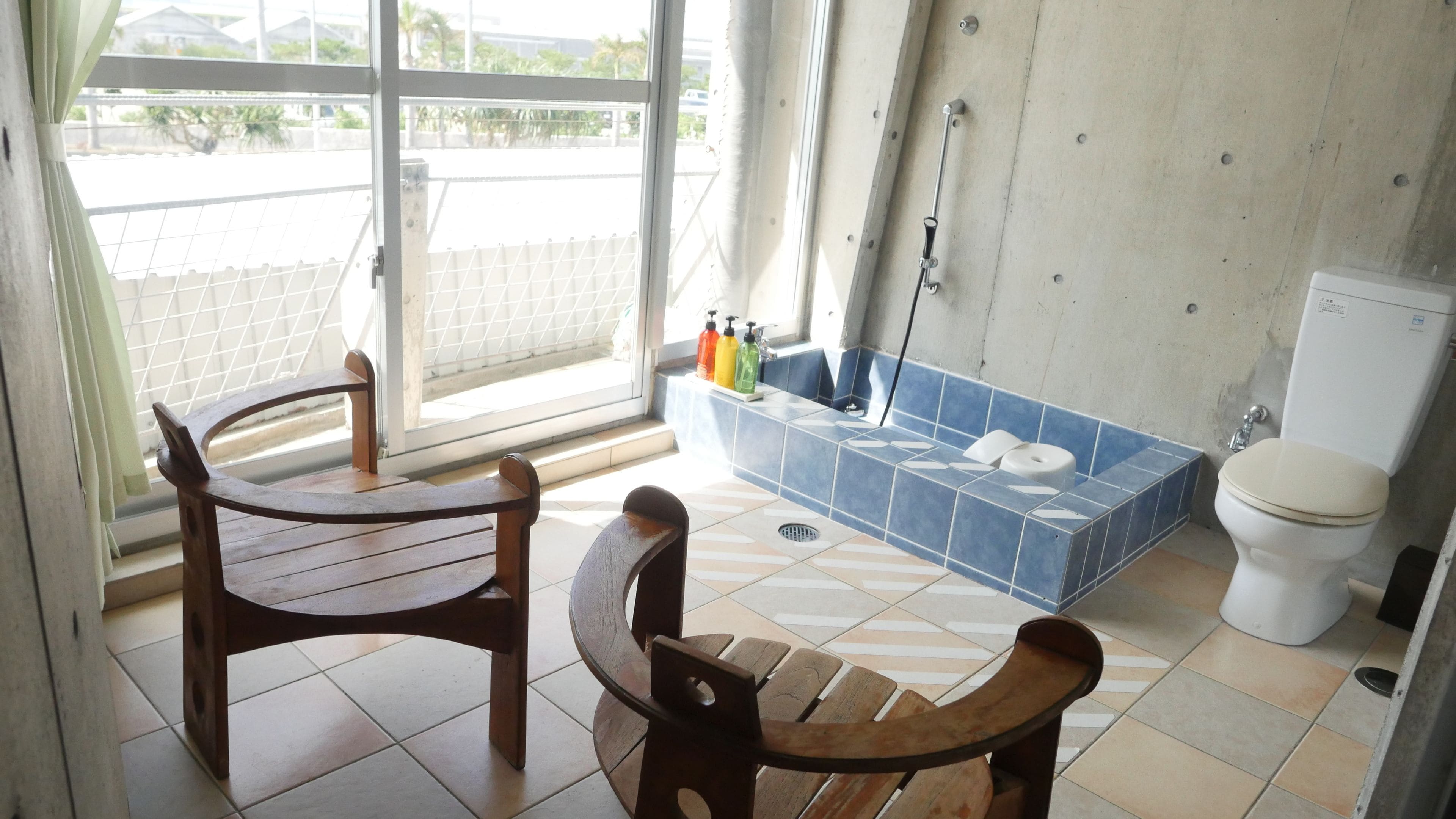 triple room | bathroom | combined shower/bathtub, deep-soaking bathtub, free toiletries