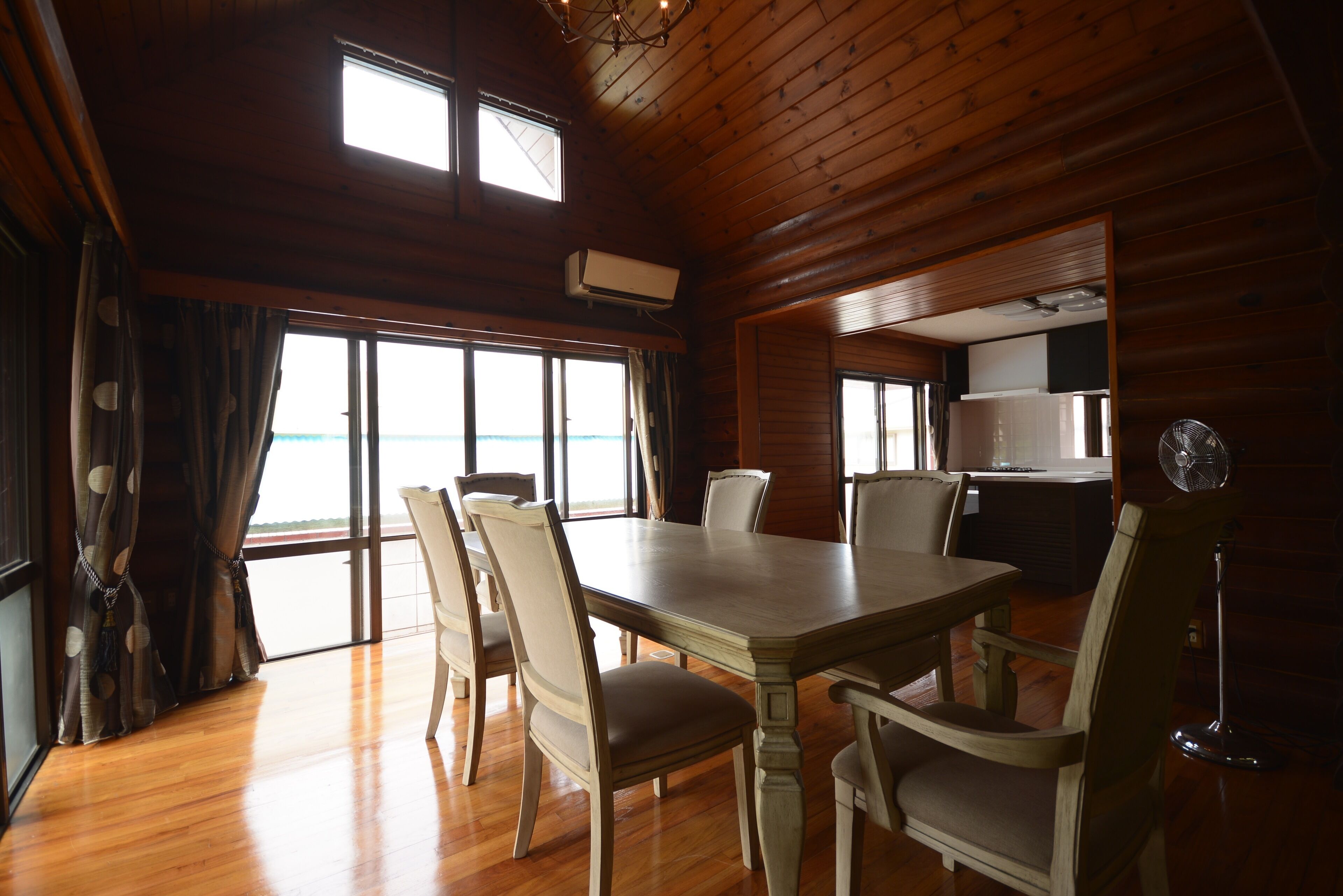 family house, non smoking, partial ocean view | living area