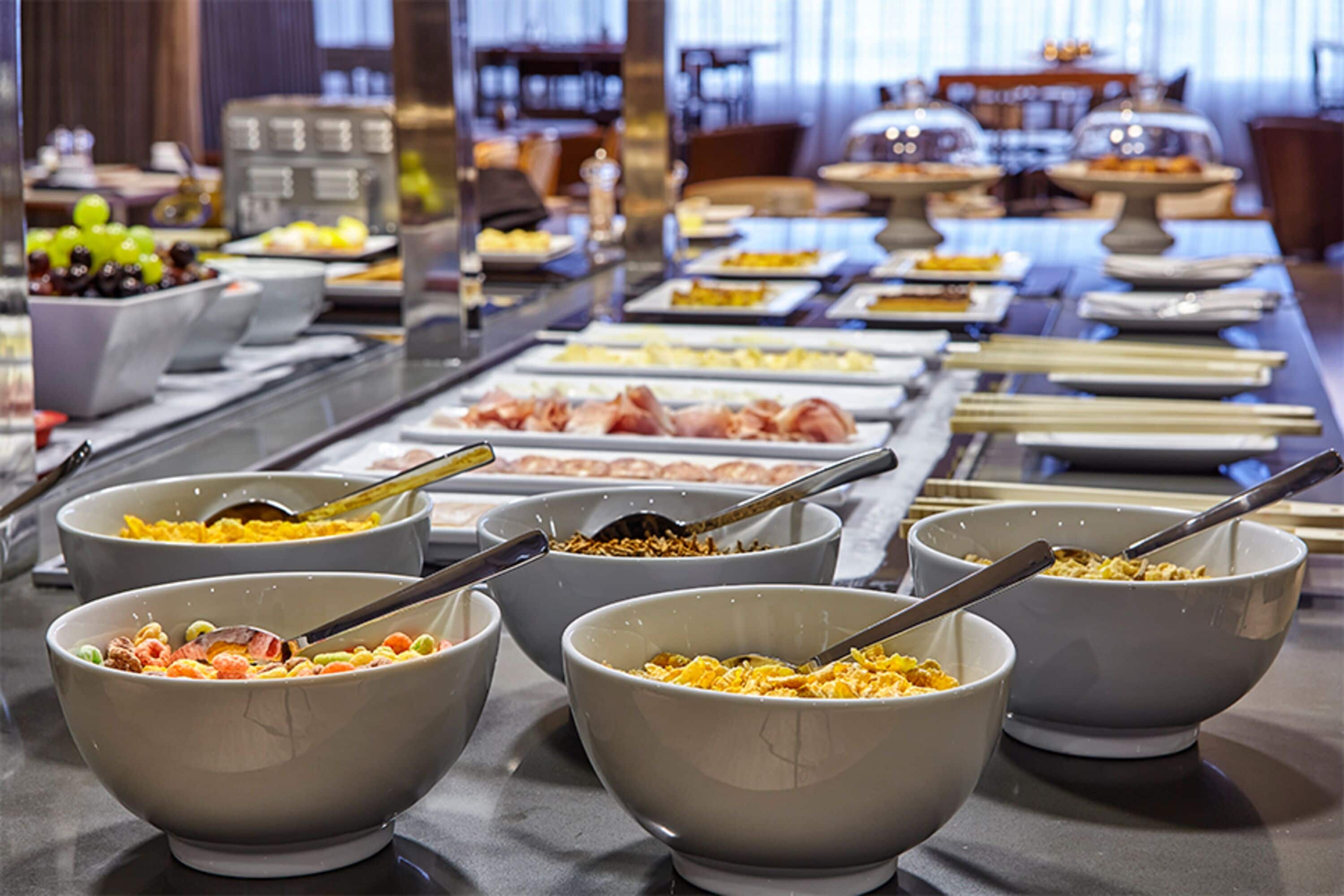 Un buffet con diversi cibi e ciotole.