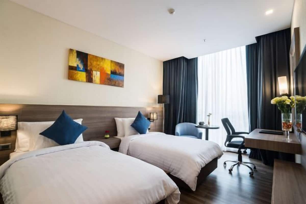 Ropa de cama hipoalergénica y caja de seguridad en la habitación