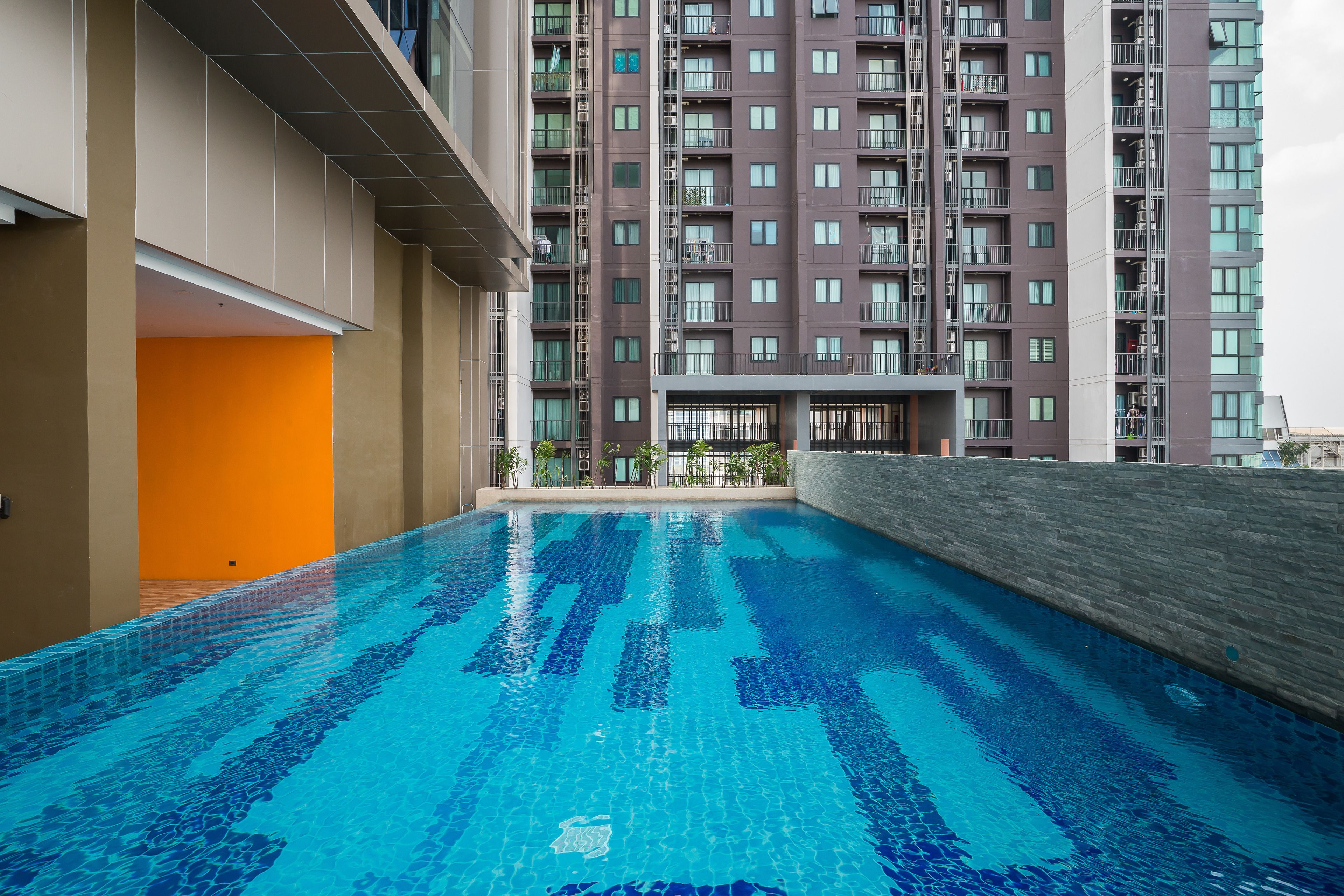 outdoor pool, open 7:00 am to 10:00 pm, pool loungers