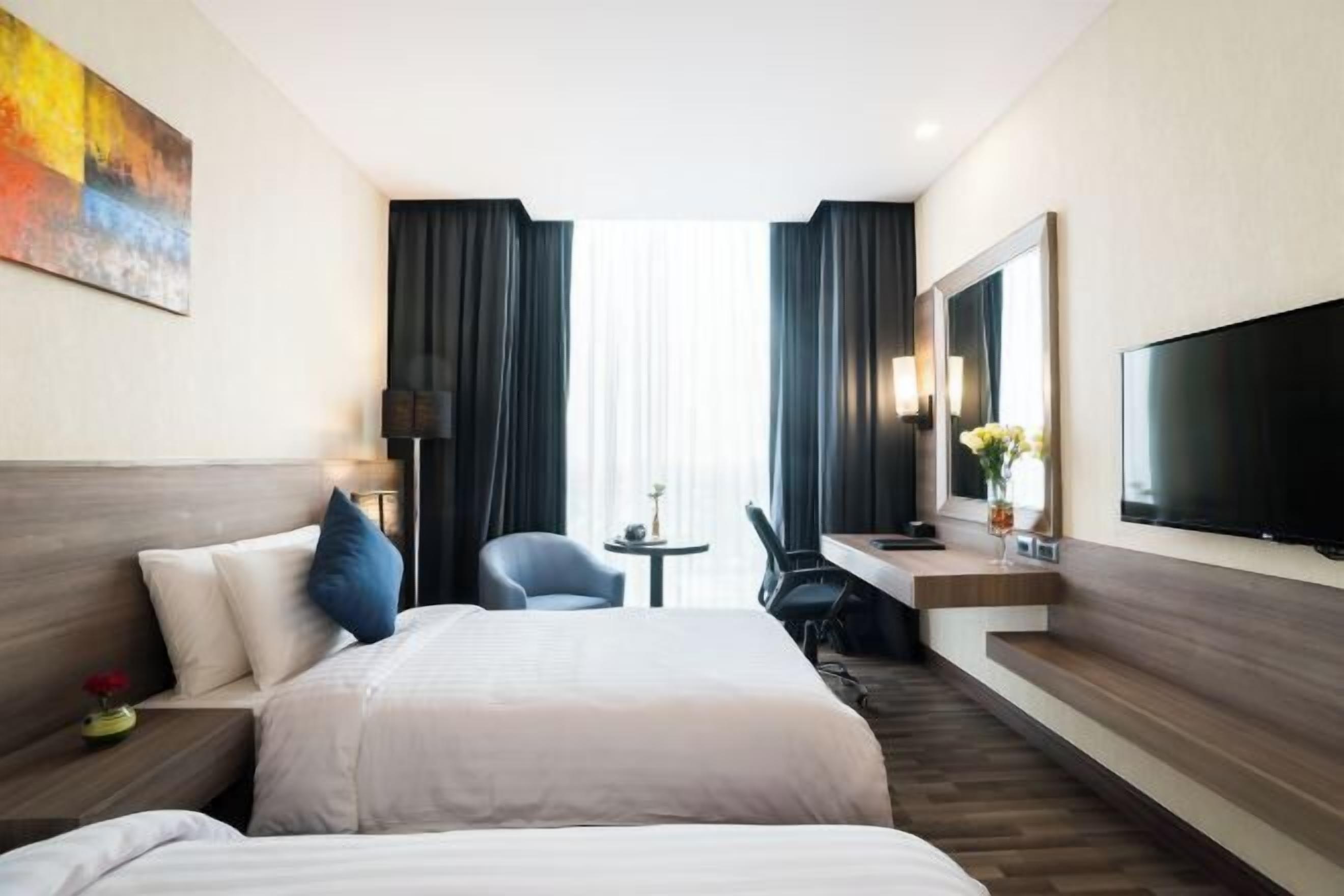 Hypo-allergenic bedding, in-room safe, desk, laptop workspace