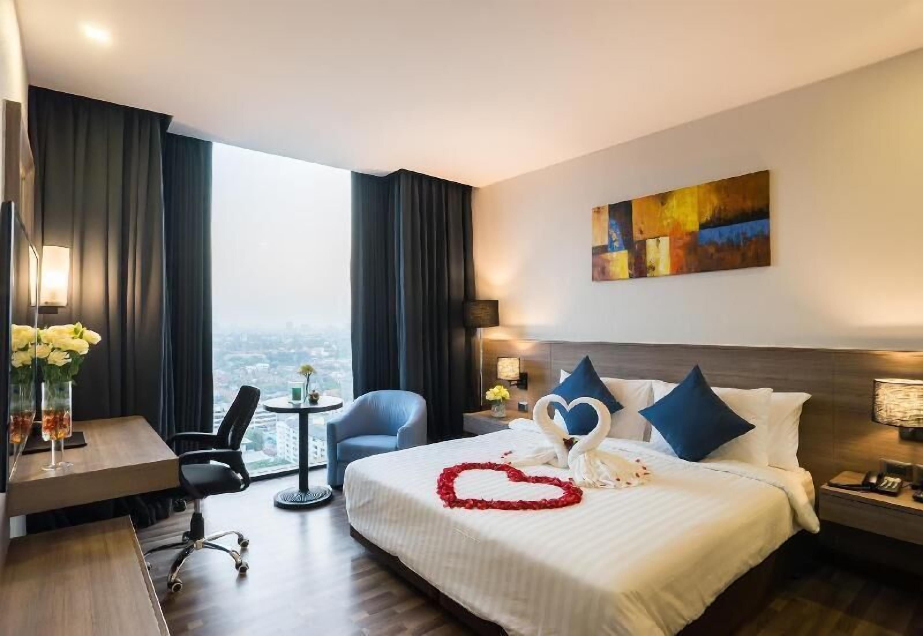 Hypo-allergenic bedding, in-room safe, desk, laptop workspace