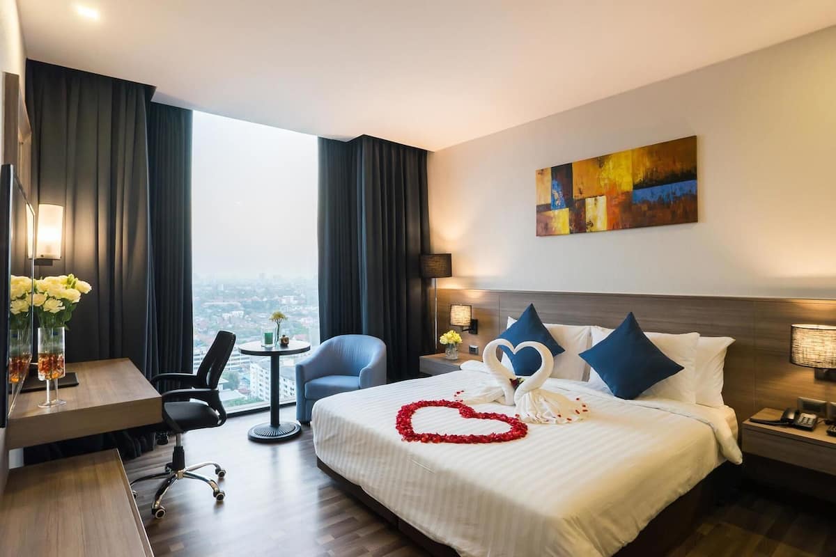 Hypo-allergenic bedding, in-room safe, desk, laptop workspace