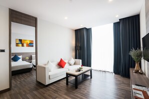 32-inch LED TV with satellite channels, TV - Best Western Plus Wanda Grand Hotel (Pak Kret)