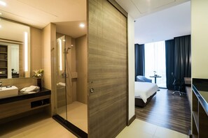 Douche, articles de toilette gratuits, sèche-cheveux, peignoirs