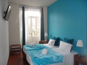 Een bureau, gratis wifi, beddengoed