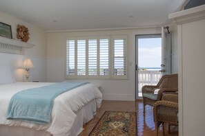 Studio, 1 King Bed, Ocean View | Free WiFi, bed sheets - Marginal Way House Hotel (Ogunquit)