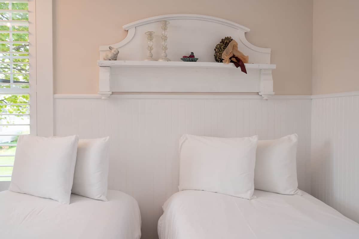 Studio 1 Double bed or 2 Single Beds | Free WiFi, bed sheets