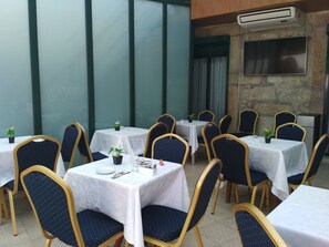 Daily continental breakfast (EUR 10 per person) - Hotel Porto Rico (Porto)