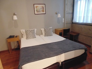 Bureau, systĂšme dâinsonorisation, literie fournie