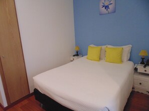 Desk, soundproofing, bed sheets - Hotel Porto Rico (Porto)