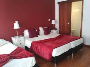 Quadruple Room | Desk, soundproofing, bed sheets - Hotel Porto Rico (Porto)