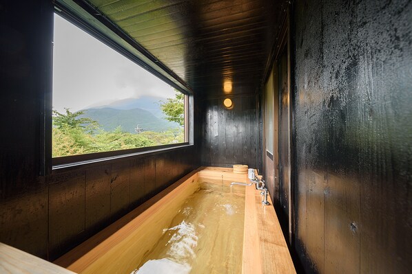 尊荣客房 (with Private Open-Air Bath) | 浴室 | 免费洗浴用品、吹风机、拖鞋、坐浴桶