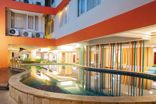 Kolam renang outdoor, dengan kursi berjemur