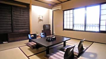 In-room safe, free WiFi, bed sheets