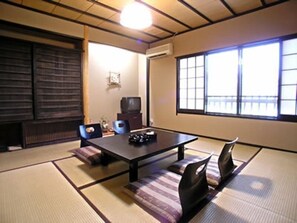 Zimmersafe, kostenloses WLAN, Bettwäsche