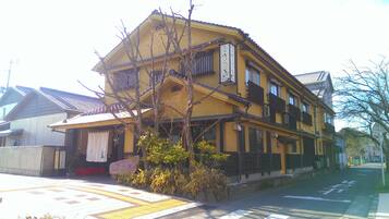 Mặt tiền nơi lưu trú