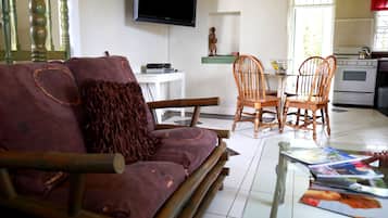 Appartement, 1 kingsize bed, keuken, op Executive verdieping | Woonruimte | Een 50-inch flatscreentelevisie met kabelzenders en televisie