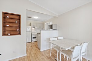 Refrigerador con freezer, microondas, cafetera/tetera