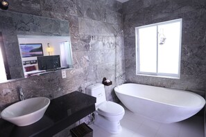 Designer toiletries, hair dryer, slippers, bidet - The House 36 (Da Nang)