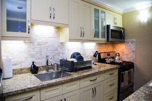 Maison mitoyenne Luxe, 1 très grand lit, vue ville, niveau Exécutif | Cuisine privée | Grand réfrigérateur, micro-ondes, four, plaque de cuisson