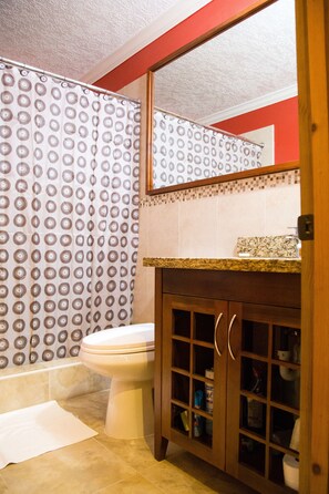 Luxury Townhome, 1 King Bed, City View, Executive Level | Bathroom