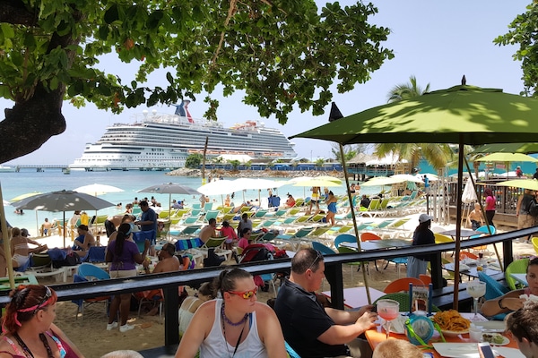 在附近的私人海滩、白沙