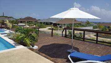 Kolam renang outdoor, dengan payung kolam renang dan kursi berjemur