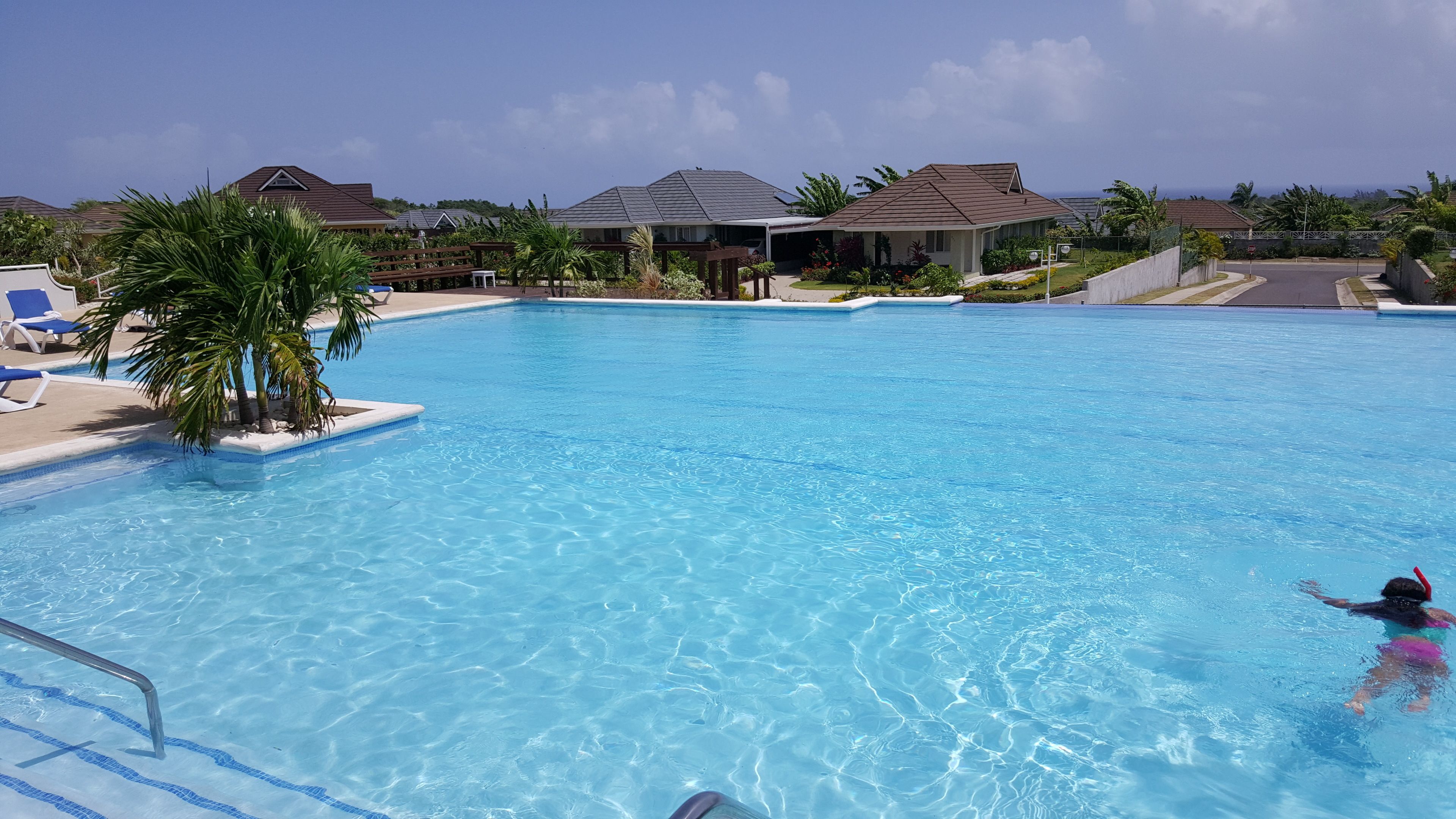 Außenpool, Sonnenschirme, Liegestühle