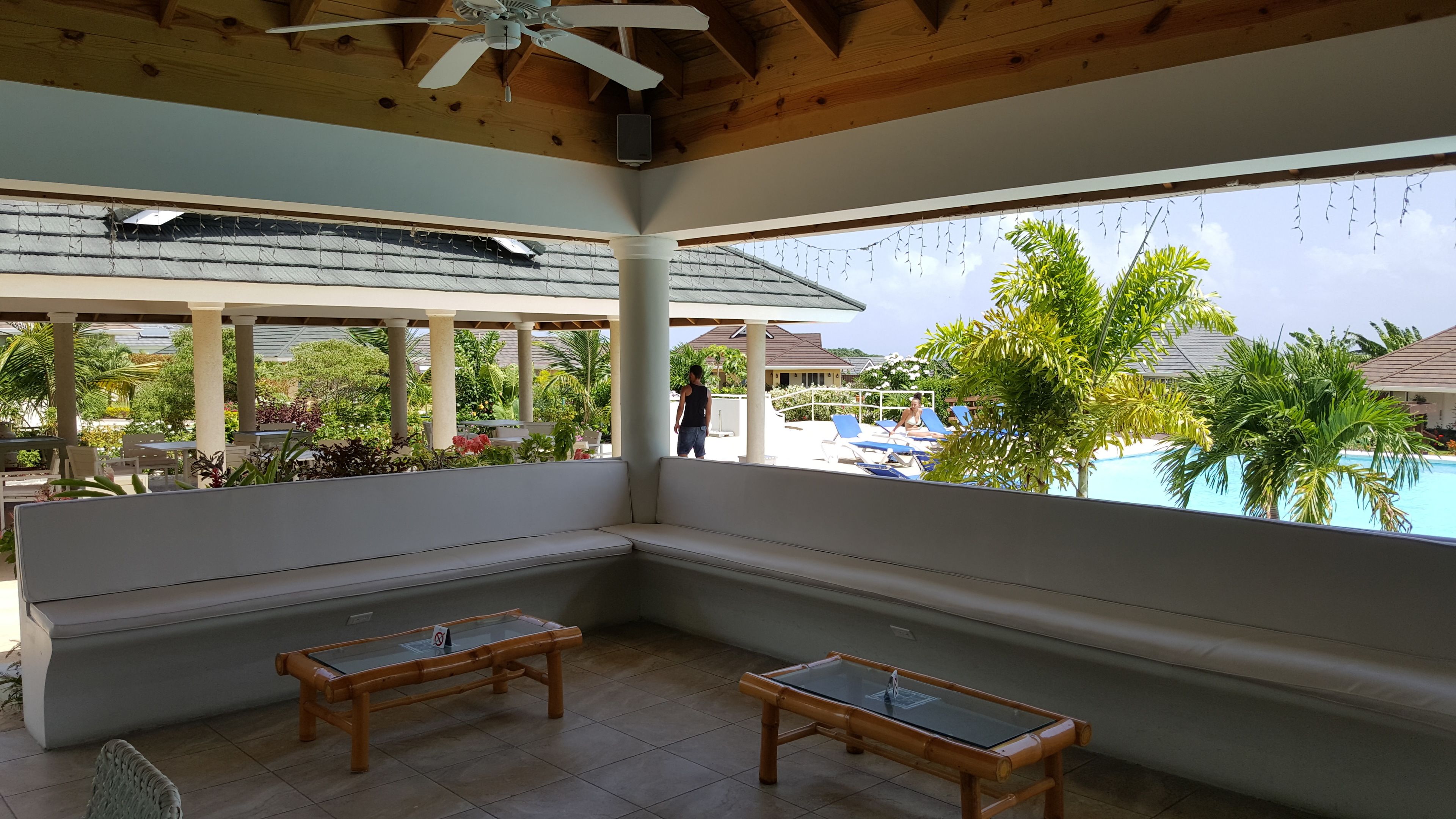 Quầy bar bên hồ bơi