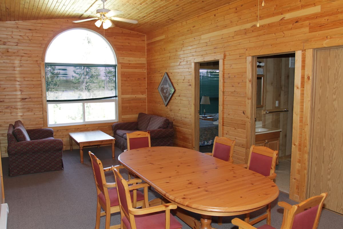 Deluxe-mökki, 4 makuuhuonetta, järvinäköala (Cabin 8) | Oleskelualue