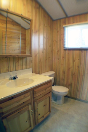 Standard Cabin, 4 Bedrooms, River View | Bathroom