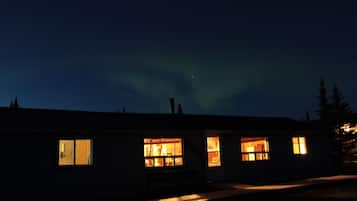 Majoituspaikan julkisivu illalla/yöllä