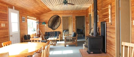 Standard-Ferienhütte, 4 Schlafzimmer, Flussblick | Wohnzimmer