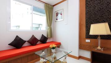 Deluxe Room, 1 Katil Raja (King) | Ruang tamu | TV skrin rata