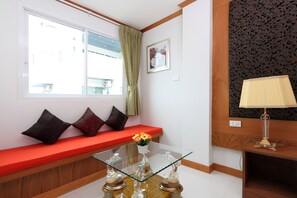 Deluxe-Zimmer, 1 King-Bett | Wohnbereich | Flachbildfernseher