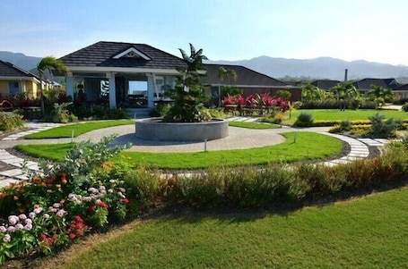 Área da propriedade. Ocho Rios Ocean View Villa at The Palms