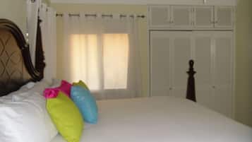 Familie villa, 3 slaapkamers, gedeeltelijk uitzicht op oceaan, op benedenverdieping | 3 slaapkamers, lakens van Egyptisch katoen, luxe beddengoed