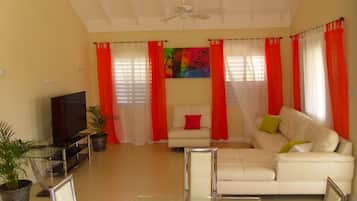 Familienvilla, 3 Schlafzimmer, eingeschränkter Meerblick, Erdgeschoss | 3 Schlafzimmer, Bettwäsche aus ägyptischer Baumwolle